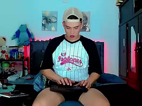 LuisStevens online show from October 18, 2025, 3:52 am
