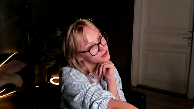 AnnieGitis online show from October 13, 2025, 8:21 pm