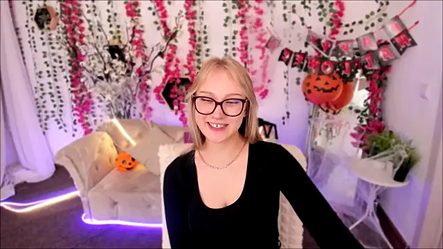 AnnieGitis online show from October 15, 2025, 8:28 pm