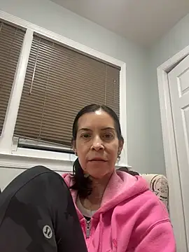 yolandaflores online show from October 12, 2025, 12:01 am