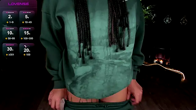 Aisha Goldstein online show from November 12, 2025, 5:44 am