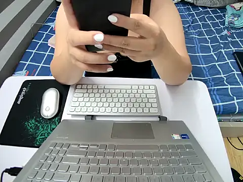 Hanna Mina online show from November 2, 2025, 1:54 am