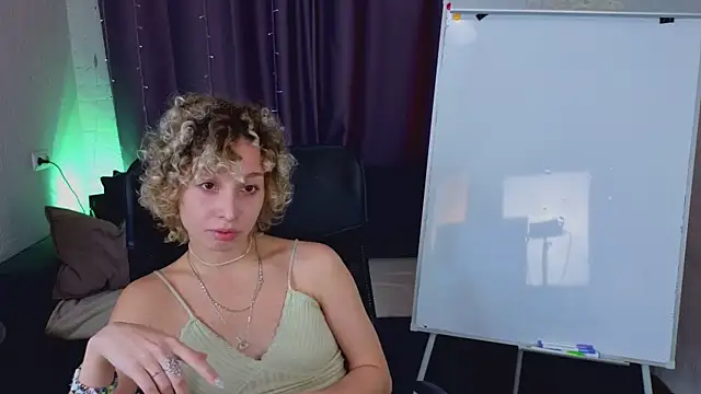 Mary Wahlberg online show from October 21, 2025, 5:40 am
