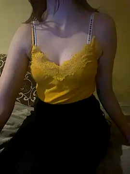 KittieCreme online show from December 19, 2025, 1:57 pm