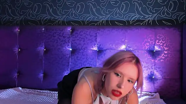 Snapshot of FaeRozellin chatting on October 22, 2025, 8:19 pm FaeRozellin online show from October 22, 2025, 8:19 pm