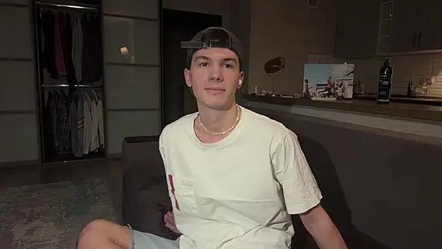 Jeremy1Scott online show from November 12, 2025, 3:21 am