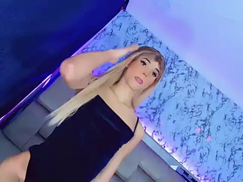 Snapshot of girls_bombonshots chatting on October 18, 2025, 1:35 pm girls bombonshots online show from October 18, 2025, 1:35 pm