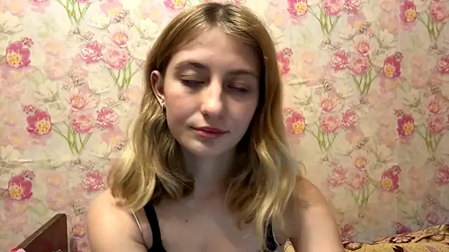 AmeliLia online show from December 15, 2025, 4:46 pm