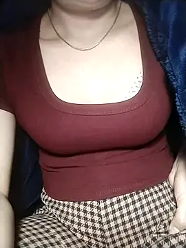 YiyinLy online show from November 30, 2025, 12:28 pm