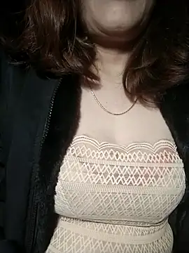 YiyinLy online show from November 26, 2025, 7:25 pm