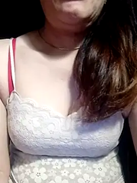 Snapshot of YiyinLy chatting on May 17, 2026, 8:31 pm YiyinLy online show from May 17, 2026, 8:31 pm