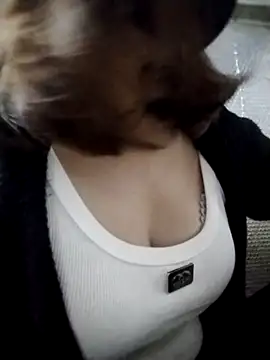 YiyinLy online show from October 23, 2025, 3:43 pm