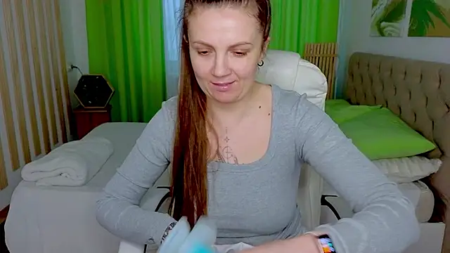 Amy  Leee  online show from March 4, 2026, 1:41 pm