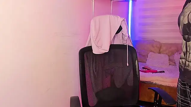 Emily Lindey online show from October 23, 2025, 3:27 am