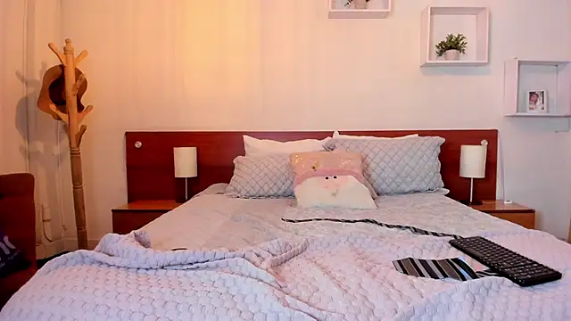 Cat  Moon   online show from November 21, 2025, 9:03 pm