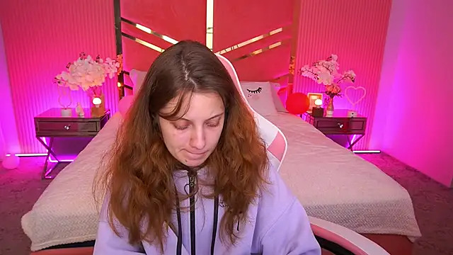 CuteeFoxy online show from December 18, 2025, 2:21 pm