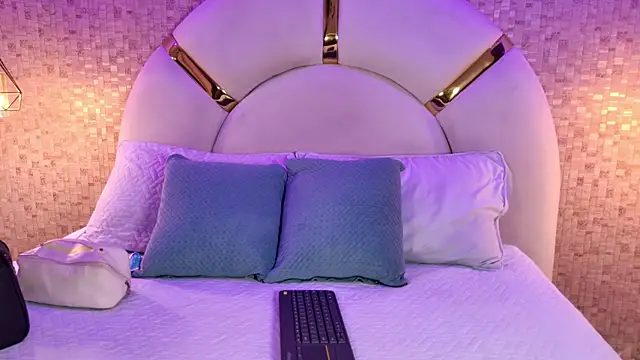 emmy rose25 online show from April 9, 2026, 11:38 am