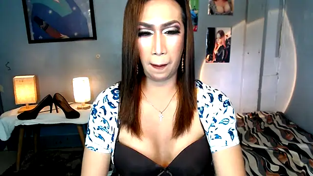 littleredbunny27 online show from April 7, 2026, 5:48 pm