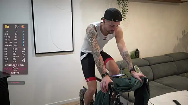 Snapshot of monsieurguitsxxx chatting on February 14, 2026, 4:07 pm monsieurguitsxxx online show from February 14, 2026, 4:07 pm