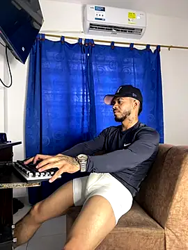 Kylian Alessandro online show from November 18, 2025, 12:19 pm