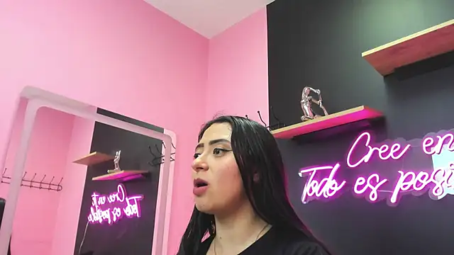 JuliethCruz  online show from December 16, 2025, 7:40 pm