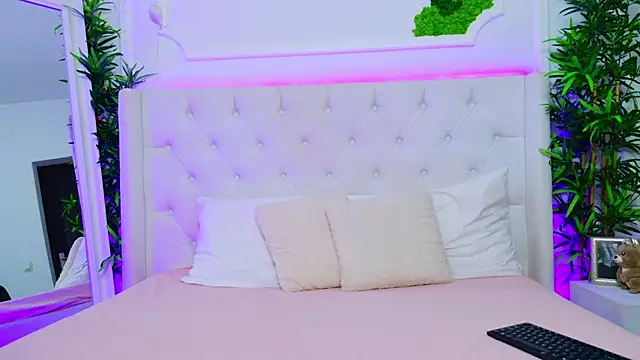 AriannaSins online show from December 5, 2025, 1:32 pm