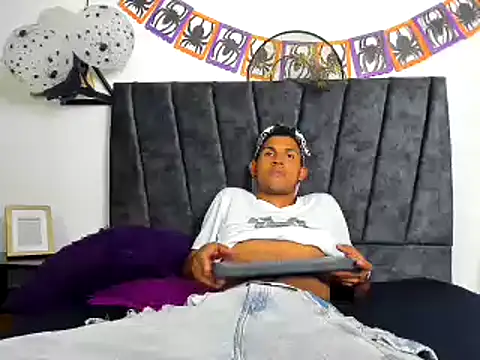 Snapshot of sexy_latin_cum chatting on October 19, 2025, 10:34 pm sexy latin cum online show from October 19, 2025, 10:34 pm