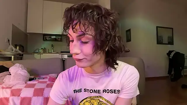 kira yoshika9e online show from April 22, 2026, 7:42 pm