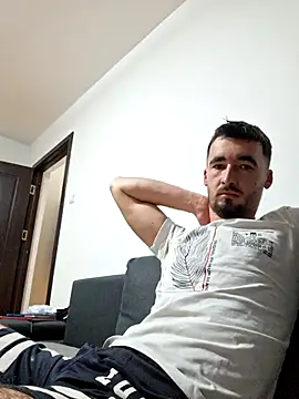 leonn11211 online show from December 18, 2025, 3:27 pm