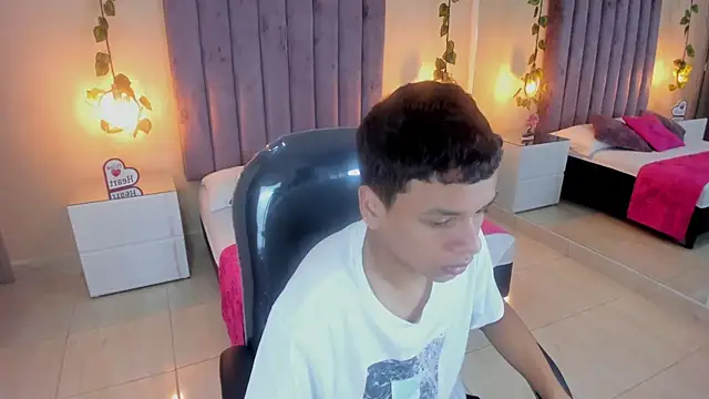 Xavier Fox    online show from November 12, 2025, 11:36 am