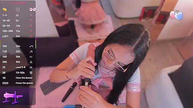 michelle cutee  online show from November 17, 2025, 8:02 pm