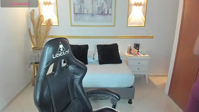 karlyy  online show from December 18, 2025, 7:07 pm