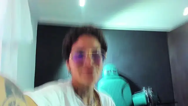 Snapshot of anaroa01 chatting on October 21, 2025, 9:47 pm anaroa01 online show from October 21, 2025, 9:47 pm