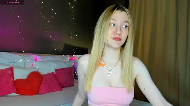 LinaRayy online show from November 15, 2025, 9:13 am