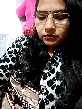 Vanshika1432 online show from November 30, 2025, 1:01 pm