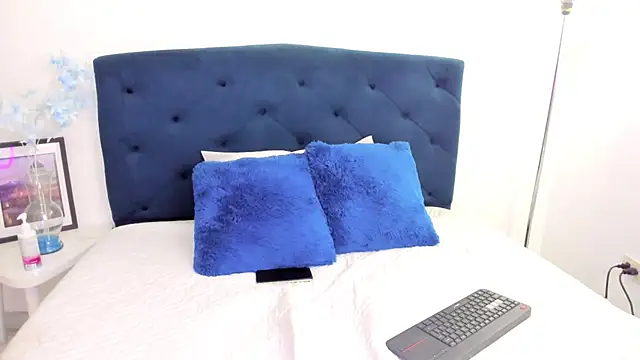 Scarlett Glows1 online show from November 15, 2025, 7:18 pm