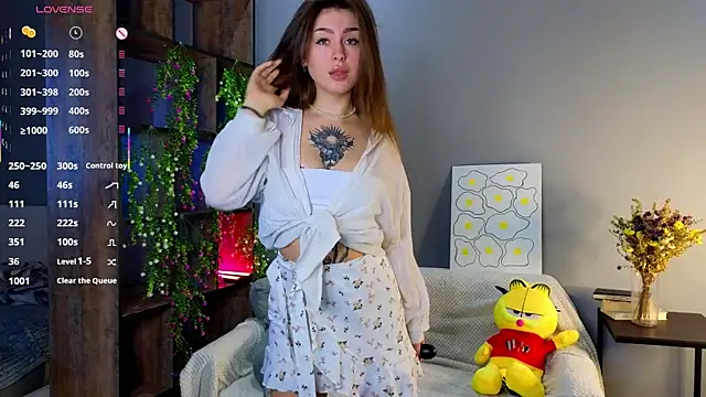 TinyMollys online show from November 4, 2025, 9:46 am