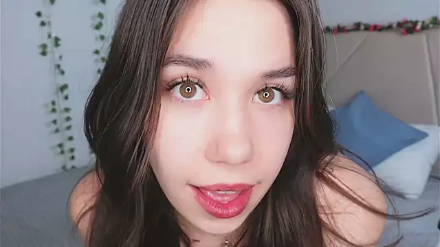 carolineliora online show from November 12, 2025, 5:55 am