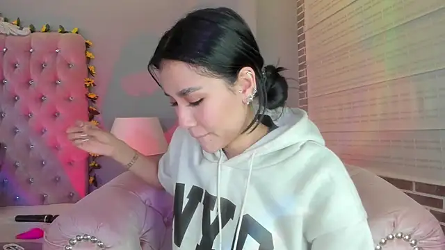 TanyaBello online show from March 10, 2026, 4:27 am