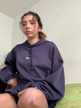 Snapshot of MiaaCute- chatting on May 4, 2026, 8:33 pm MiaaCute- online show from May 4, 2026, 8:33 pm
