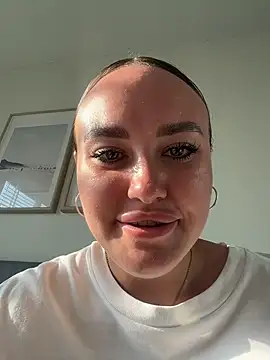 KiraSunshine online show from March 16, 2026, 1:02 am