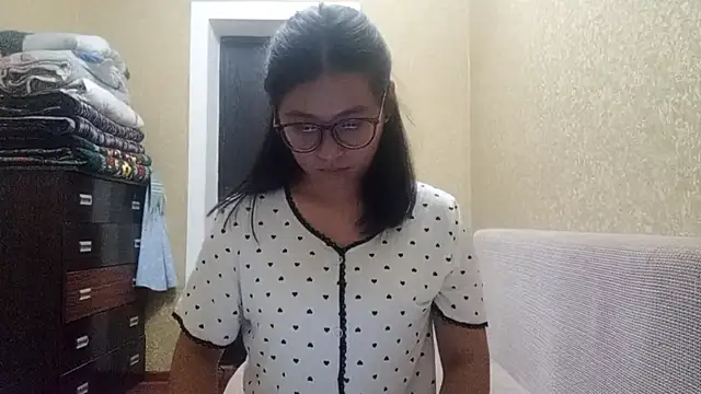 LinneaHyles online show from November 17, 2025, 1:15 pm