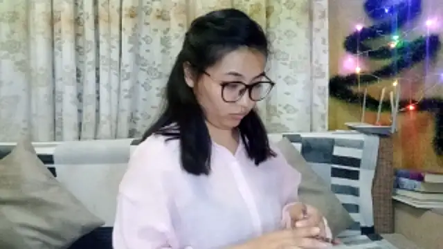 LinneaHyles online show from December 16, 2025, 2:54 pm