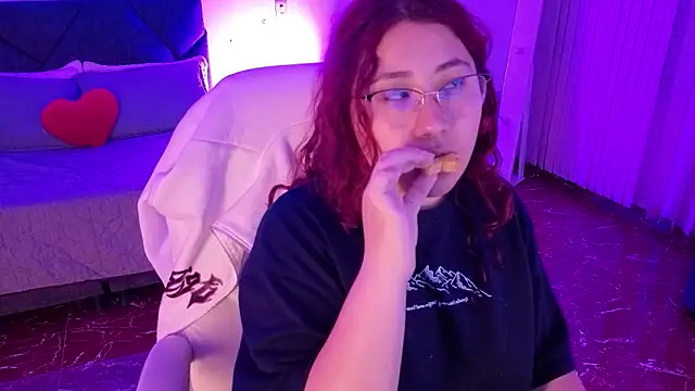 Snapshot of littlee_red chatting on February 1, 2026, 8:40 pm littlee red online show from February 1, 2026, 8:40 pm