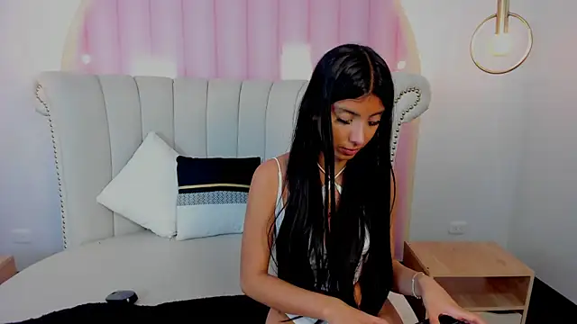 Isabella Marsh online show from December 16, 2025, 1:04 pm