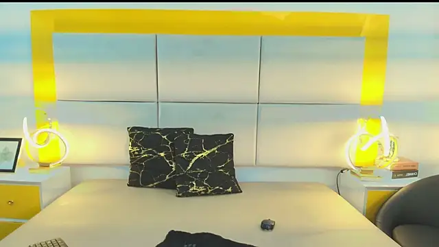 Isabella Marsh online show from December 19, 2025, 1:24 pm