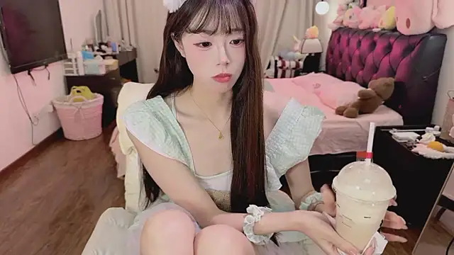 Onecutelittle online show from May 8, 2026, 2:21 pm