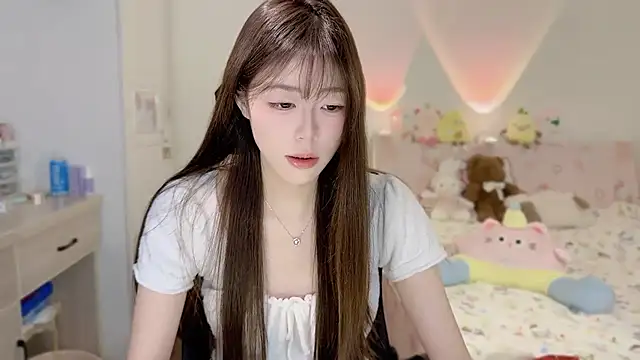 Onecutelittle online show from November 10, 2025, 1:43 am