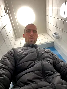 Rotteei1 online show from November 3, 2025, 1:04 pm