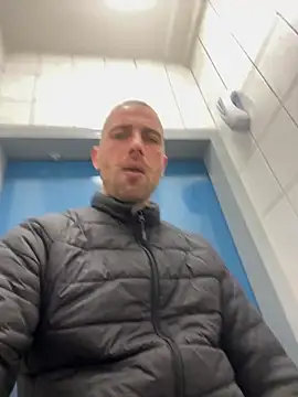 Rotteei1 online show from November 12, 2025, 9:35 am